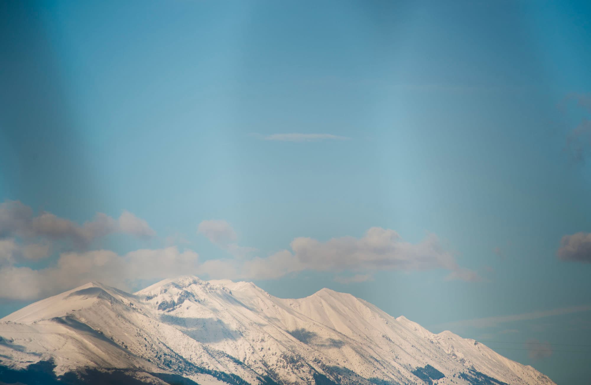 Paesaggio montano sotto il cielo azzurro