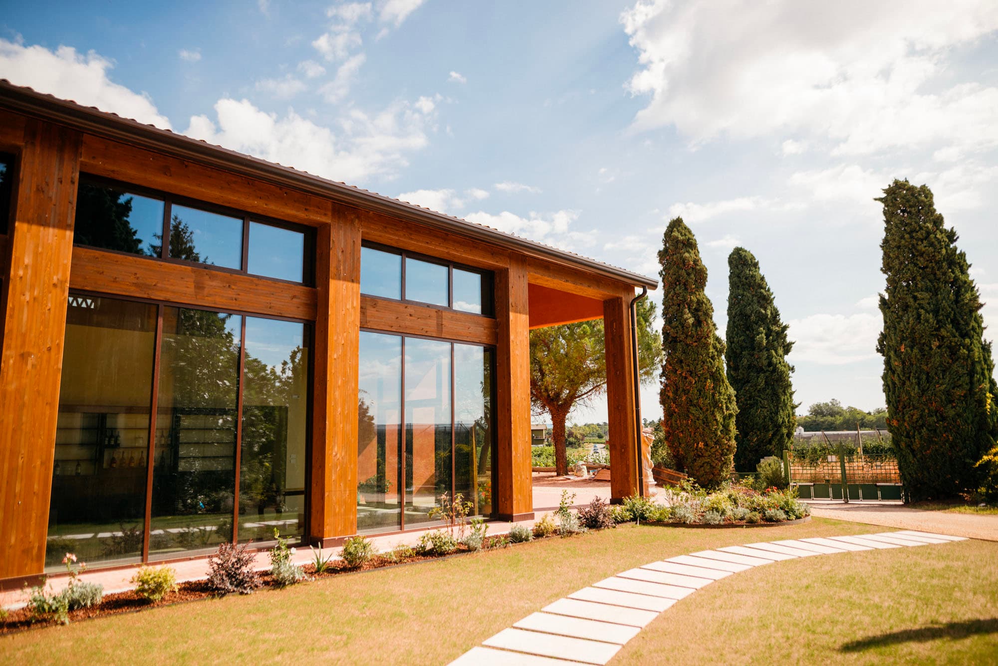 Edificio della cantina circondato dal vigneto