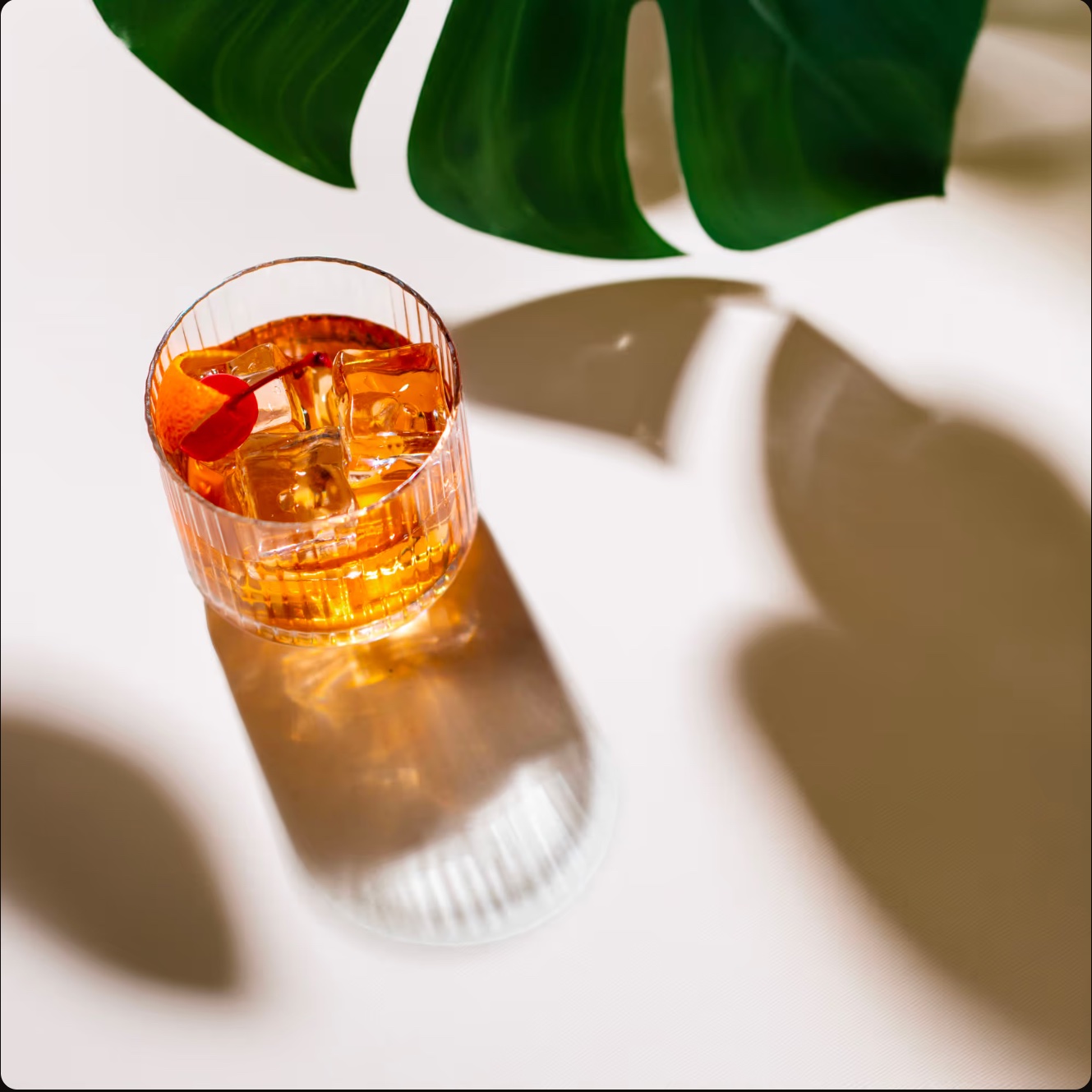 Cocktail ambrato in un bicchiere di cristallo