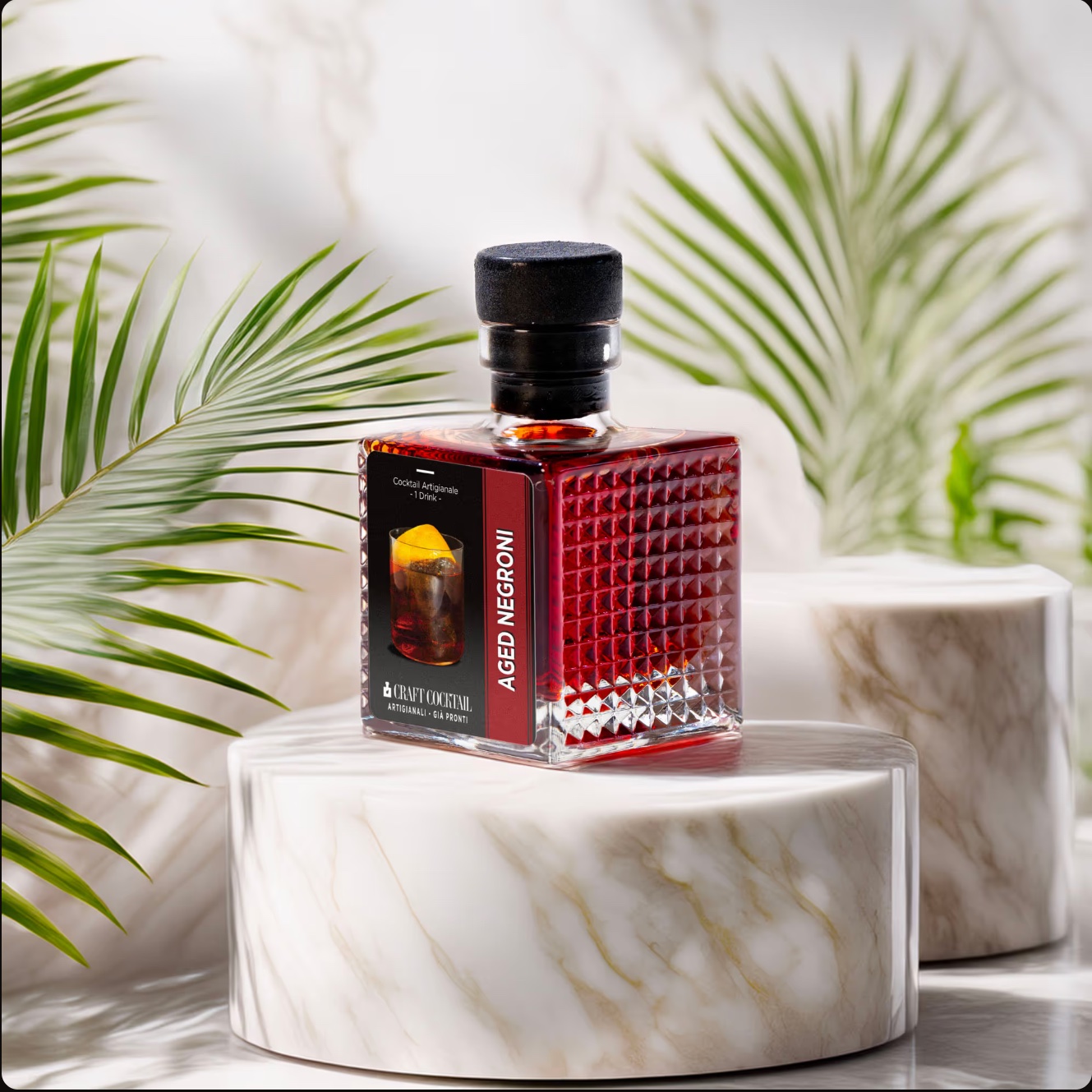 Bottiglia Aged Negroni tra foglie tropicali e marmo