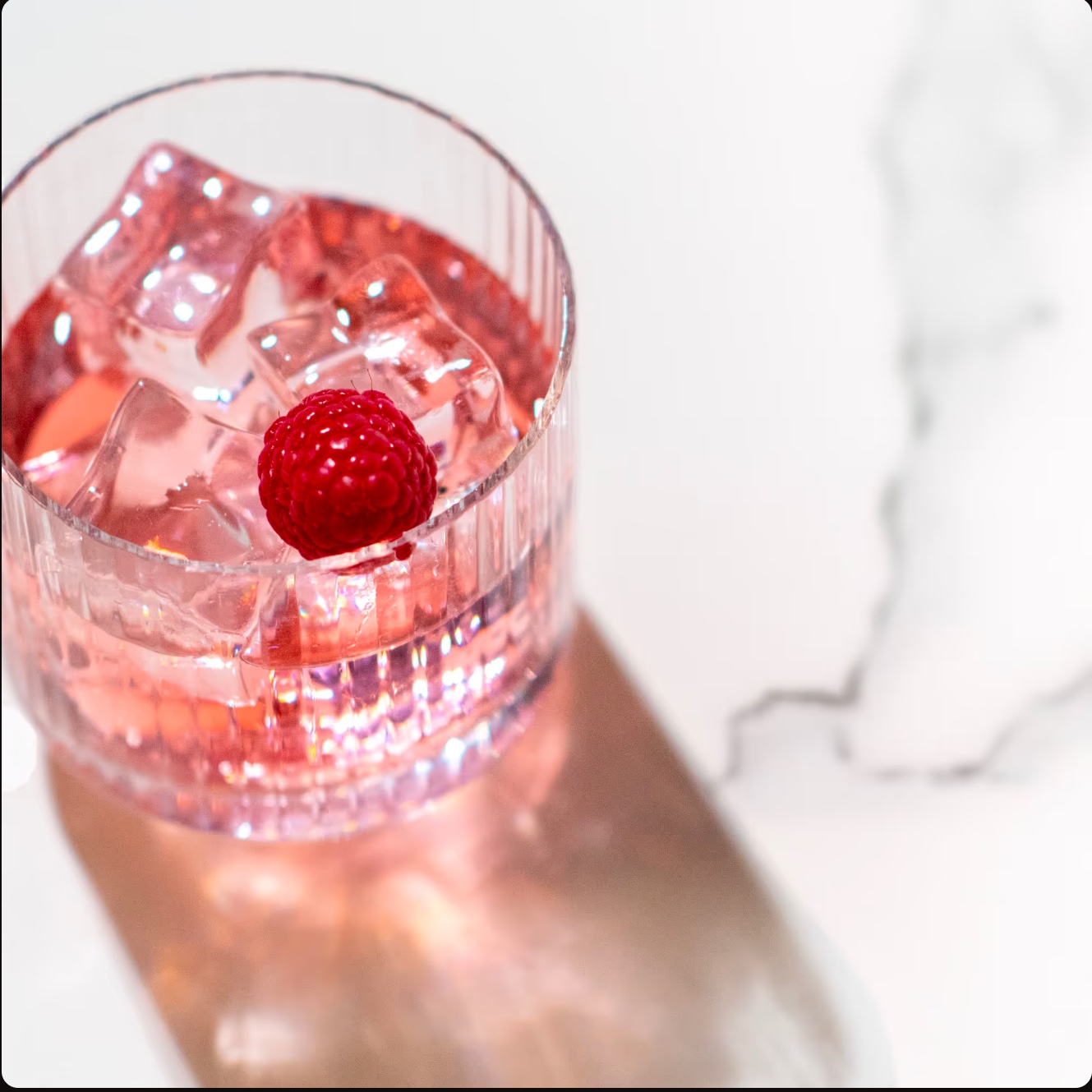 Cocktail rosato con lampone e ghiaccio