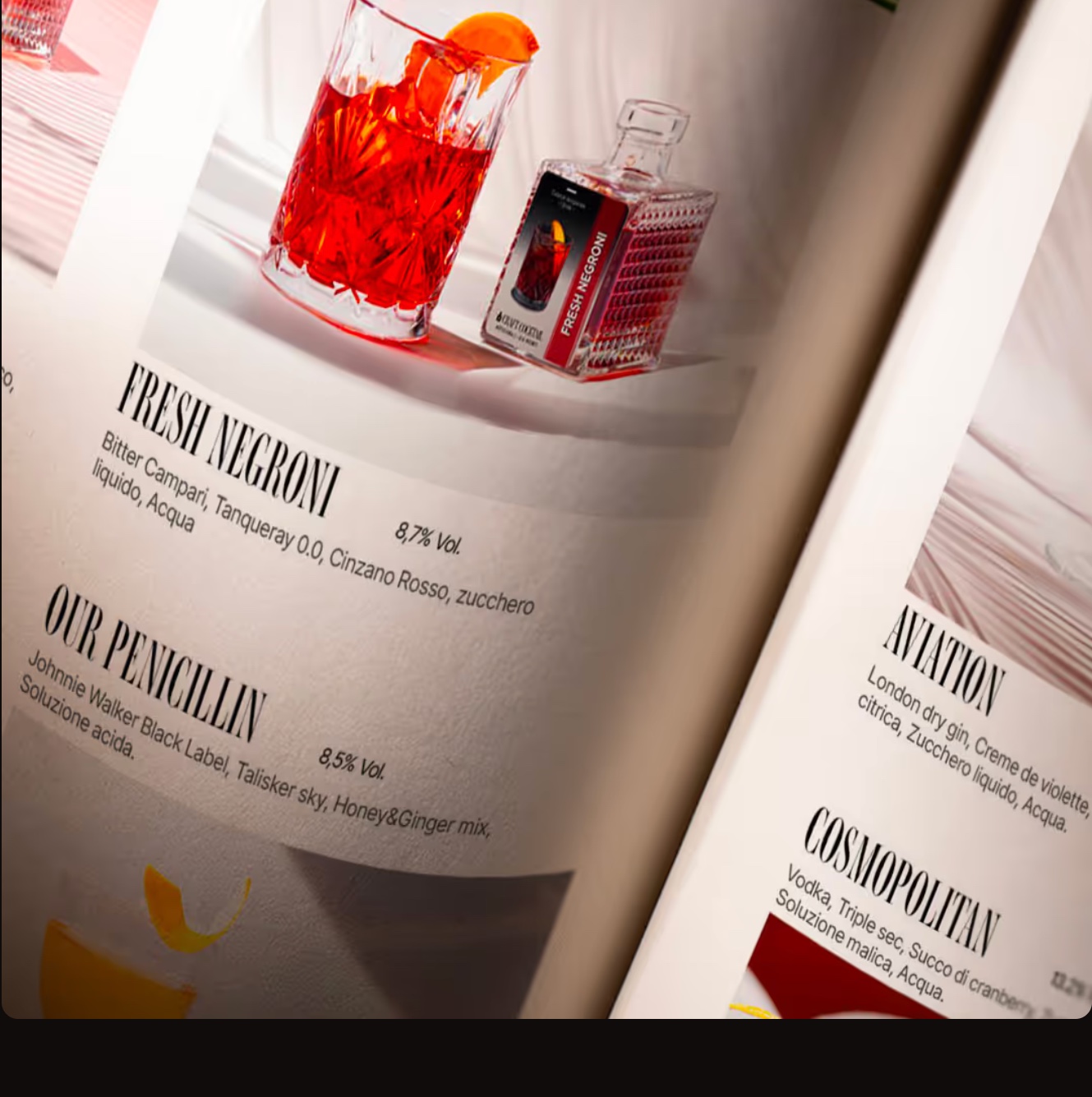 Dettaglio del catalogo stampato con cocktail e bottiglie
