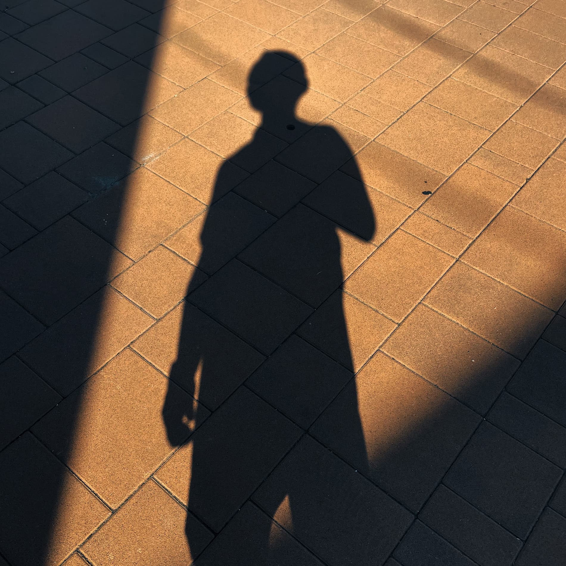 Ombra di Mattia proiettata sul pavimento